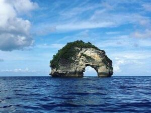 Pantai Banah Nusa Penida dengan Pemandangan unik.