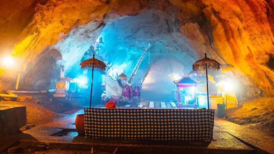 Pura Goa Giri Putri Nusa Penida