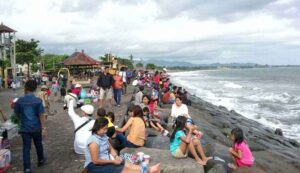 Menikmati Keindahan Pantai Lebih di Gianyar, Bali