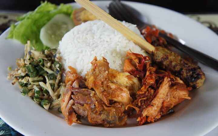 Nasi Campur Bali. Makanan Khas Tradisional Bali