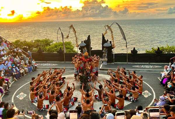 Tari Kecak Tarian Ikonik dengan Suara Cak