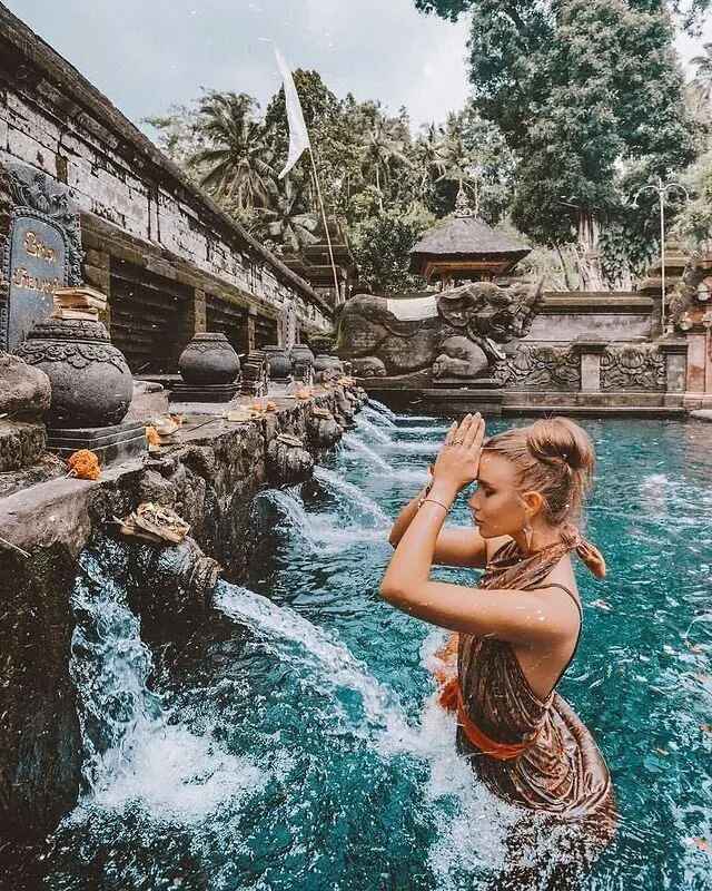 Obyek Wisata Tirta Empul di Kabupaten Gianyar Bali