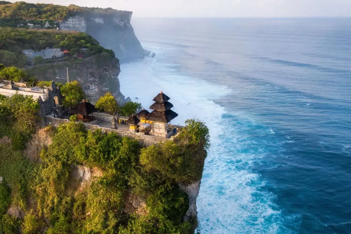 Pura Uluwatu terletak di Desa Adat Pecatu, Kecamatan Kuta Selatan, Kabupaten Badung, Bali