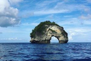 Pantai Banah Nusa Penida dengan Pemandangan unik.