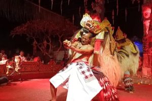 Barong Dance Batununggul, Keris Dance Nusa Penida, Tari Barong Bali, Budaya Bali Nusa Penida, Pertunjukan Barong dan Keris, Wisata Budaya Nusa Penida, Tradisi Barong Dance, Barong dan Keris Dance, Tari Tradisional Bali, Barong Dance Pura Batununggul, Kesenian Bali Nusa Penida, Ritual Barong Dance, Pertunjukan Tari Barong, Barong Dance Experience, Sejarah Tari Barong,